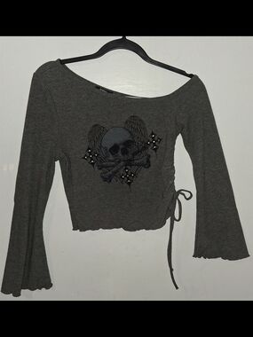 Gray Ribbed Long-Sleeve Crop Top with Skull Graphic